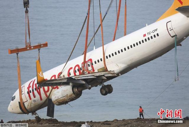 资料图：土耳其飞马航空8622号航班事故中的波音737-800客机。