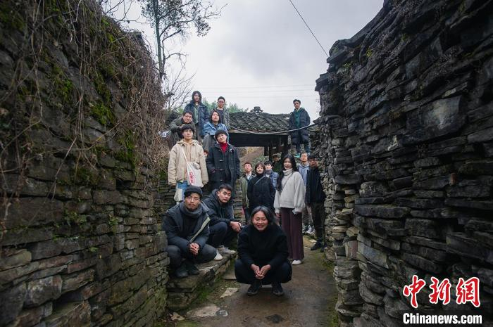 图为陈国栋与团队的合影。　受访者供图