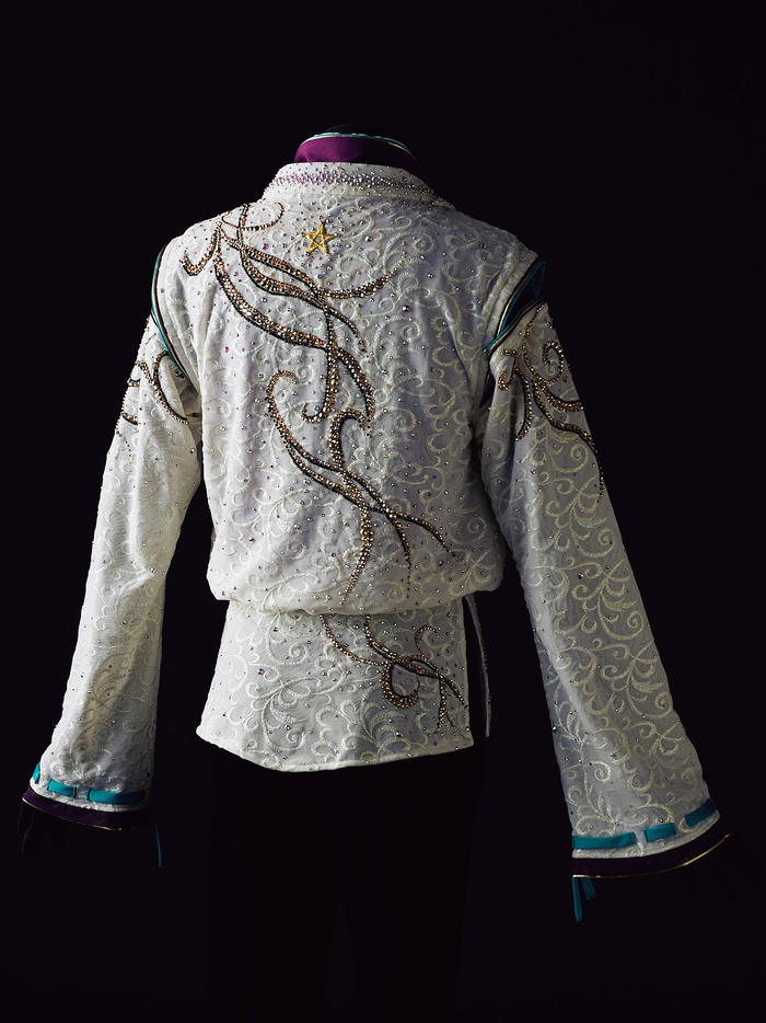 这次设计过程中，羽生的要求包括带有花纹的白底、黄绿色与紫色，并加入象征阴阳师的金色“五芒星”。图源：《伊藤聪美作品集》