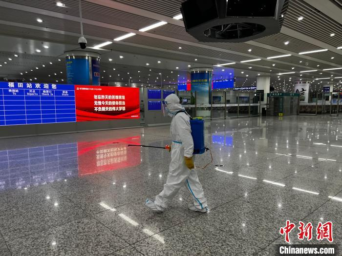 防疫人员在高铁福田站进行消杀作业。　福田站 供图