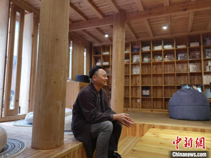 陈国栋坐在黄岗村以粮仓为原型设计的公共交流空间。　周燕玲 摄