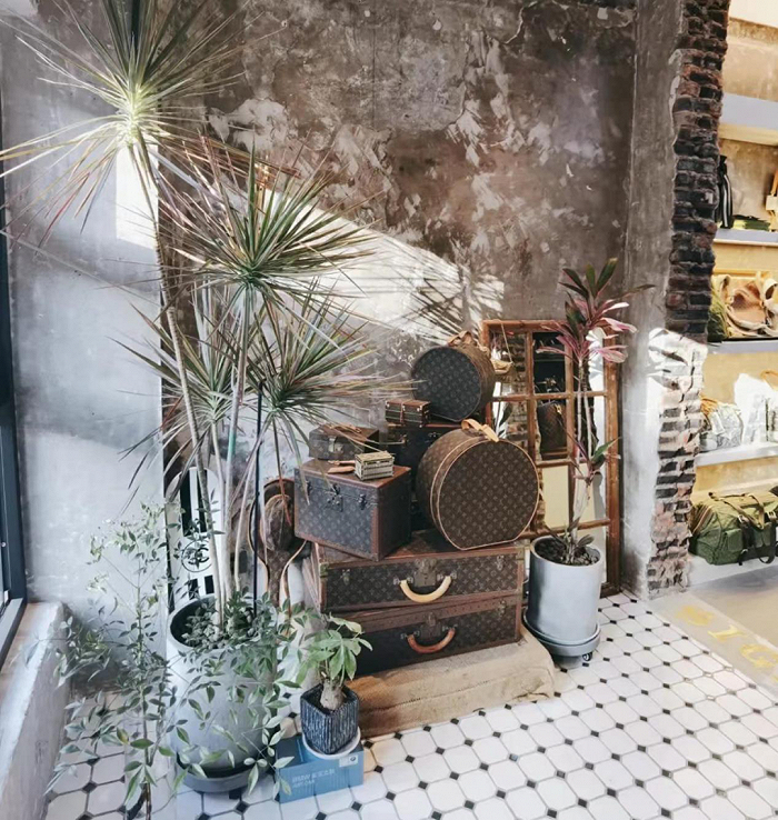 迪哥店里摆放的LV箱包