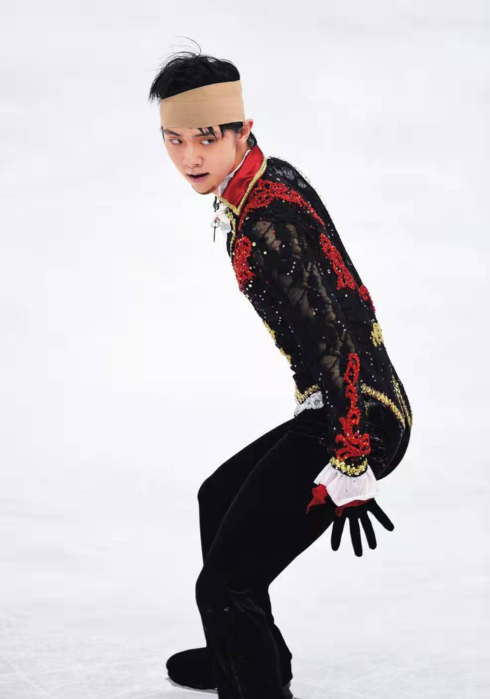 2014年中国杯，羽生结弦发生相撞事故后继续上场比赛。图源：《苍炎2：飞翔篇》