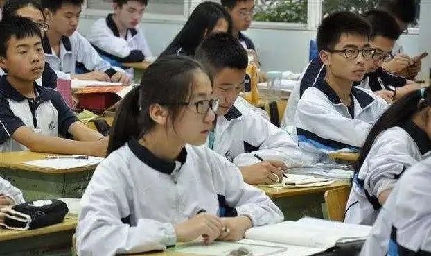 “这是高中生”?高中女生因“举牌”火了,妆容精致却引起争议