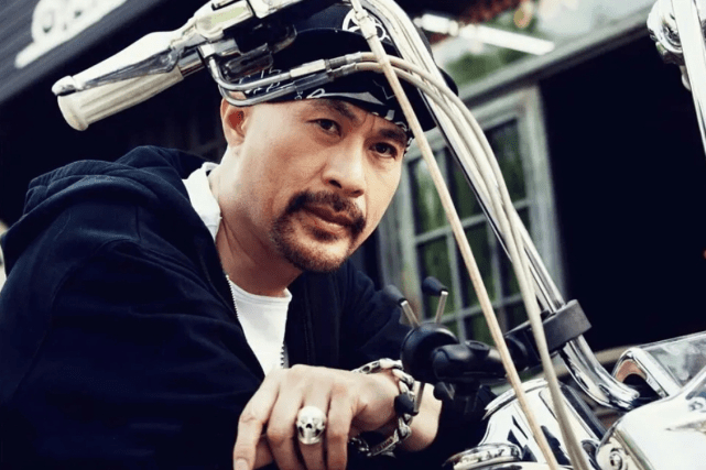 香港影视界口碑最佳的"风月皇帝",国画大师徐锦江的双面人生|徐锦江