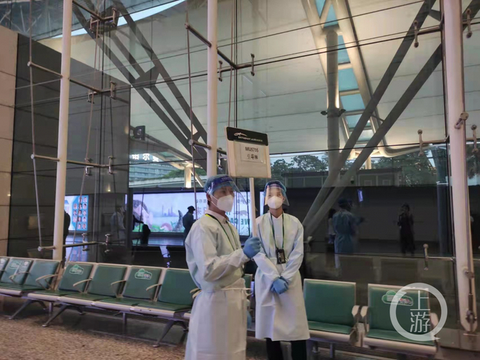 ▲3月21日，广州白云机场，工作人员拿着“mu5735引导牌”。摄影/上游新闻记者 宋雨桐