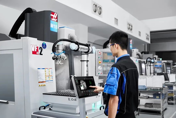 里工实业工程师查看机器人生产状态