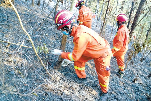 广西消防救援人员在现场搜救。视觉中国供图