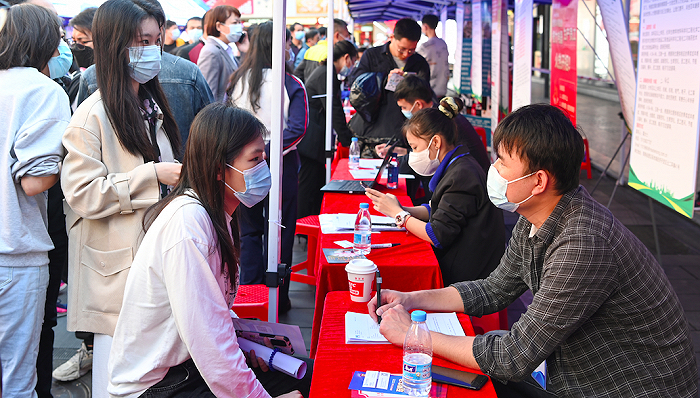 2022年2月11日，在海口市琼山区忠介路招聘会现场，求职者在应聘。图片来源：人民视觉