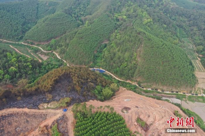 图为3月22日，航拍的东航客机坠毁现场画面。中新社记者 陈冠言 摄