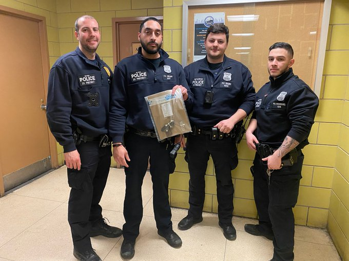 “社区安全小组”晒收缴上来的枪支&nbsp; 图源：纽约市警察局第23分局官方推特