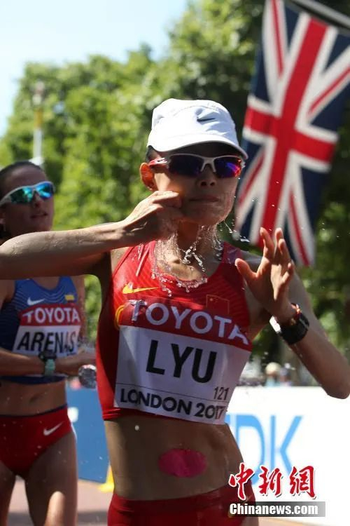 资料图：吕秀芝在比赛中 中新社记者 韩海丹 摄