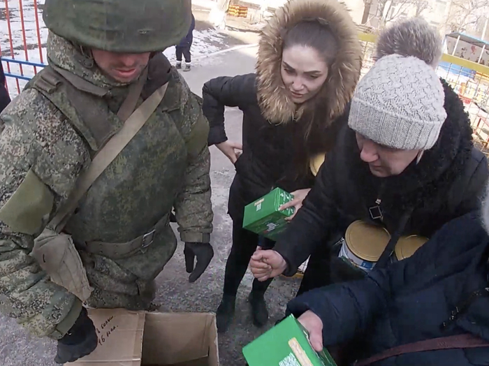 俄军向乌克兰民众发放物资 俄国防部视频截图