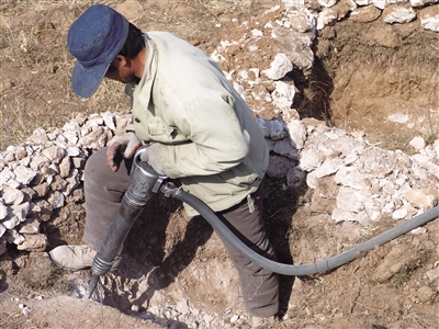 绿化工人在裸岩上凿出“石头花盆儿”。受访者供图