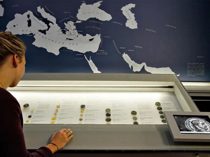 展厅中的古代钱币