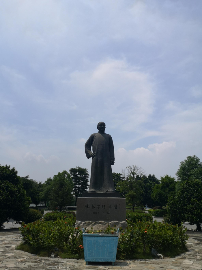 广场上的梁赞雕像