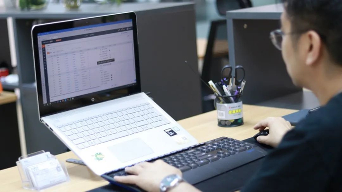 里工实业工程师在钉钉工作台上查看产线数据