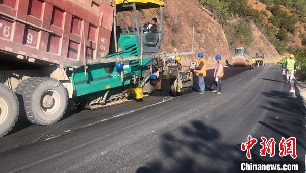 图为虎香公路正在有序施工。　鲁茸追玛 摄