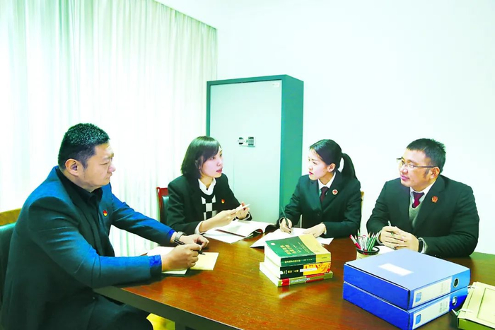 　　图为一审判决生效后，湖州市纪委监委干部与湖州市人民检察院、南浔区人民法院有关人员一起就沈小龙案件中相关问题进行探讨总结。张海华 摄