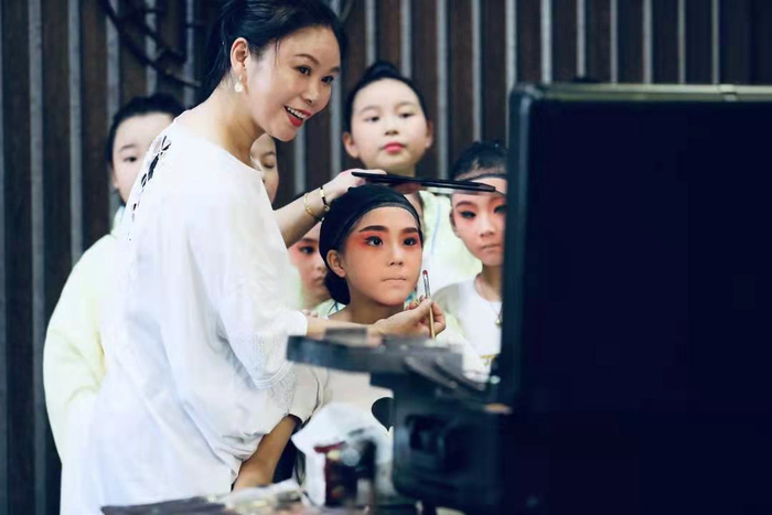 从事戏曲教育的胡丽虹正在做她最喜欢的事