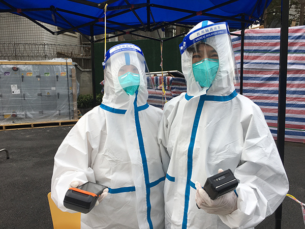 右为林慧莉工作照 本文图片均为 受访者 供