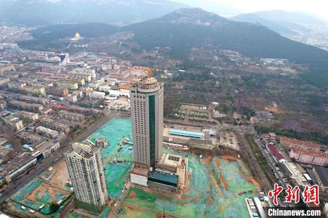 过去，站在千佛山脚下经十路北侧，一眼望去，两幢大楼矗立，挡住了山景。 梁犇 摄 