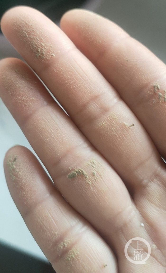 ▲周女士家中的不明黄色粉末