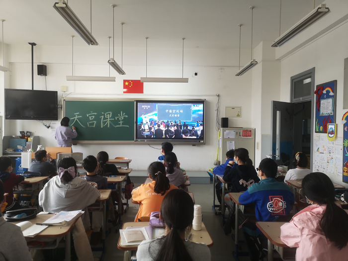 一师附小的学生们在课后服务时间段观看“天宫课堂”。学校供图