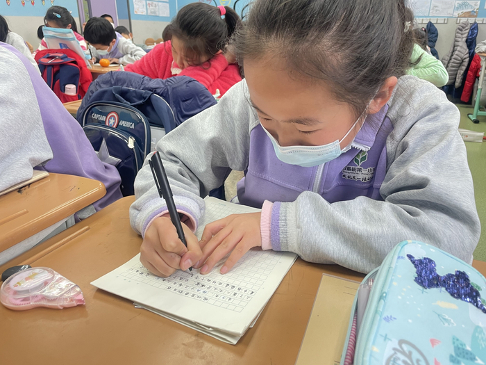 双榆树第一小学也组织了学生集体观看“天宫课堂”第二课，学生在写观后感。学校供图