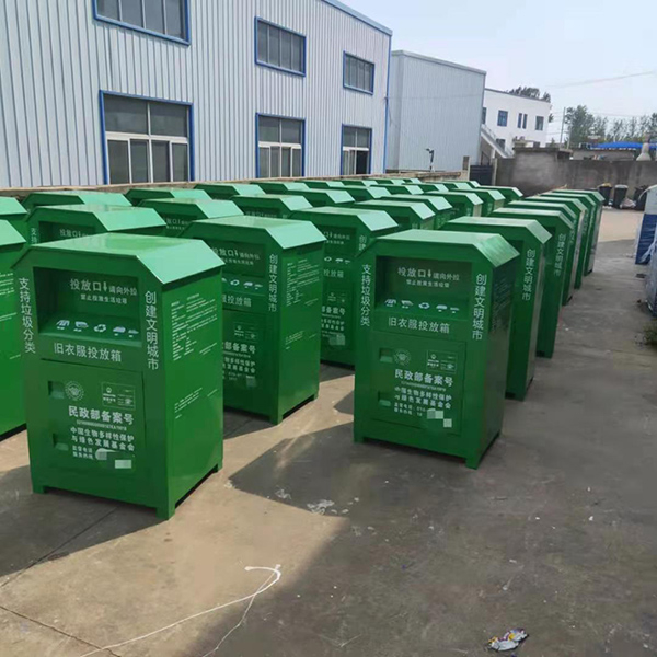 仿冒的旧衣回收箱批量生产中