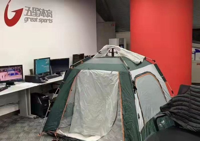 承办方久事智慧体育员工住在办公室里。