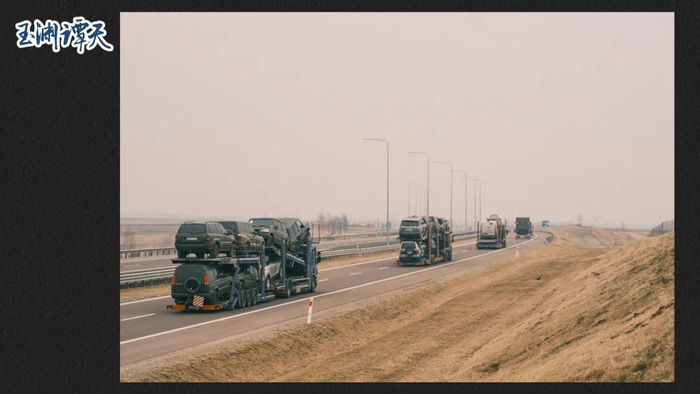 ▲美媒的报道称，这是一支在波乌边境运送军用物资的车队
