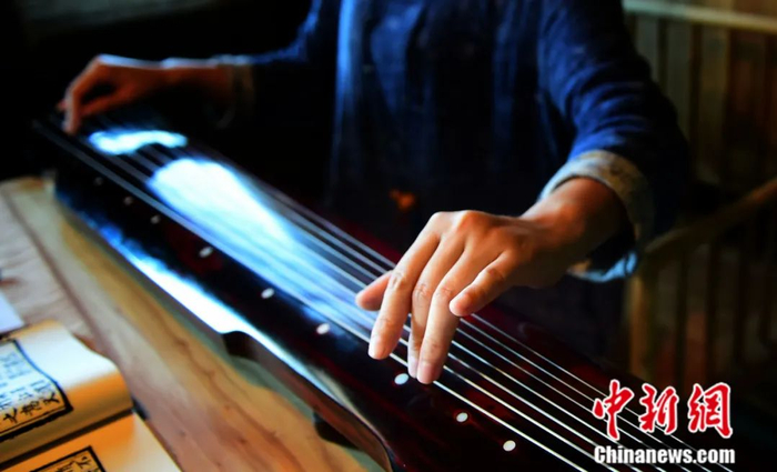 古琴演奏。中新社发 虞俊杰 摄