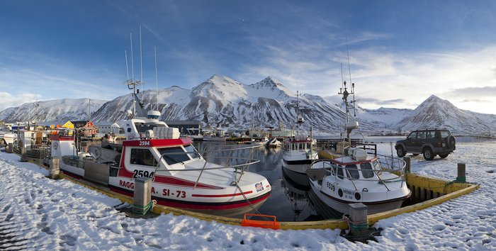 冰岛渔船停在港口