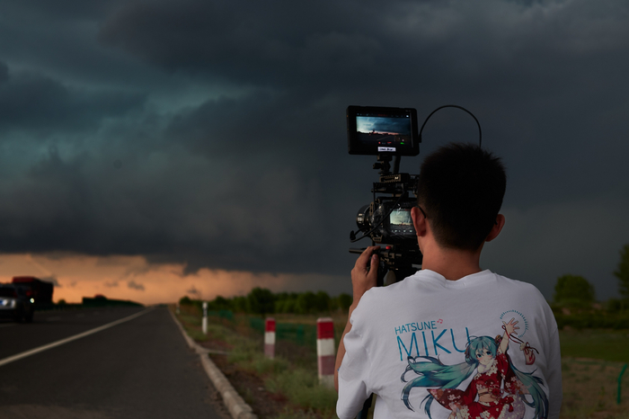 苏镝坷正在拍摄风暴。受访者供图