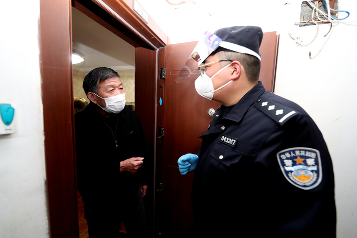 社区民警走访老年居民&nbsp;上海市公安局 供图&nbsp;