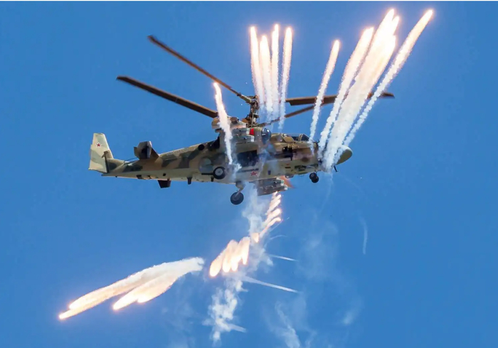 卡-52发射干扰弹。