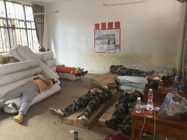 救援人员在休息