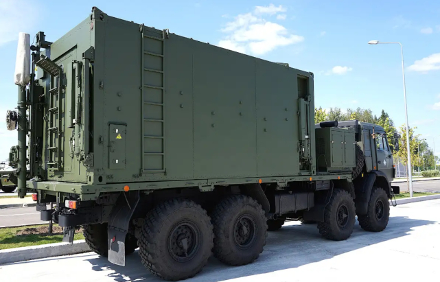 Krasukha-4指挥舱模块在卡车上的照片