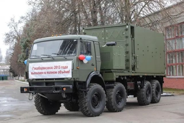 Krasukha-4指挥舱模块在卡车上的照片