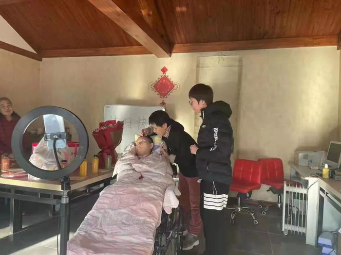 2021年末，人们庆祝潘姝霏30岁生日。受访者供图