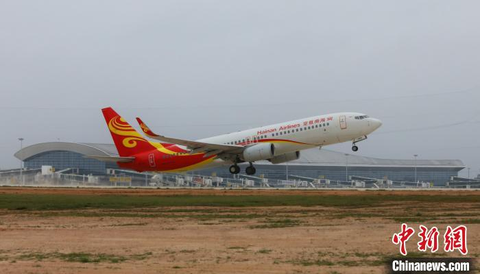 飞机从湛江吴川机场起飞 姚瑞哲 摄