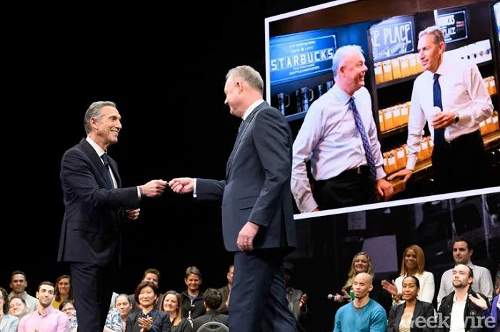 2017年，舒尔茨将公司钥匙交给即将上任的CEO的凯文·约翰逊