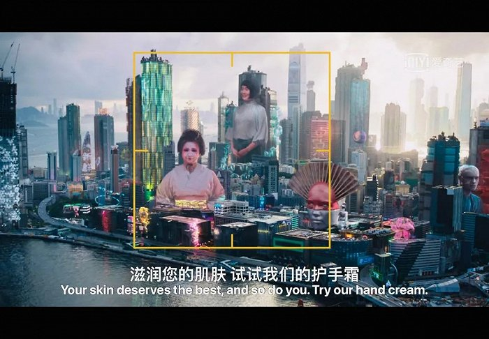 上图为护手霜广告，巨大的艺伎投影立体出现在真实的城市楼体上，和观众亲切互动，将护手霜滋润手掌的情绪烘托得更浓厚。