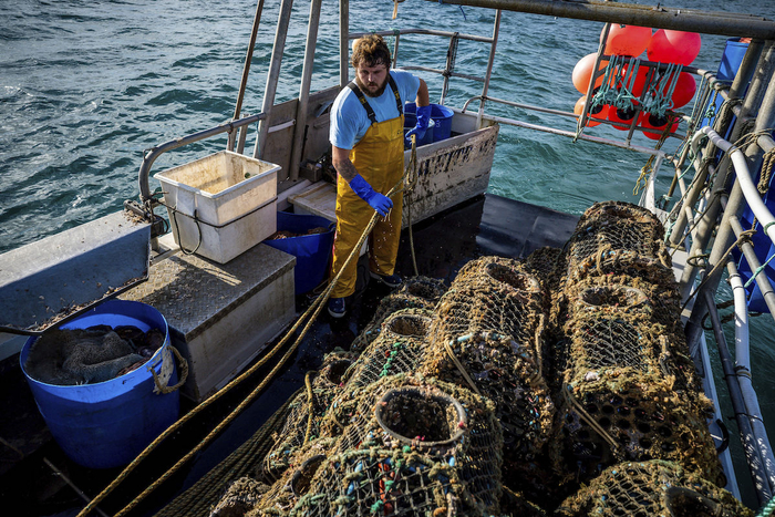 2021年11月3日，英国泽西岛，渔民在泽西岛海域捕鱼和海产品。