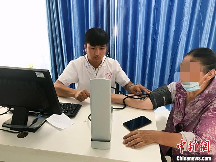 李田书在为村民量血压。　李田书供图