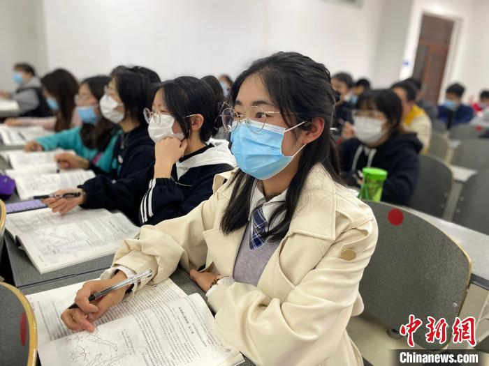 图为遵义医科大学全科医学系学生在上课。　遵义医科大学供图