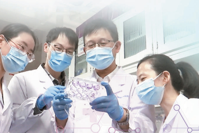 刘光慧（右二）和科研团队