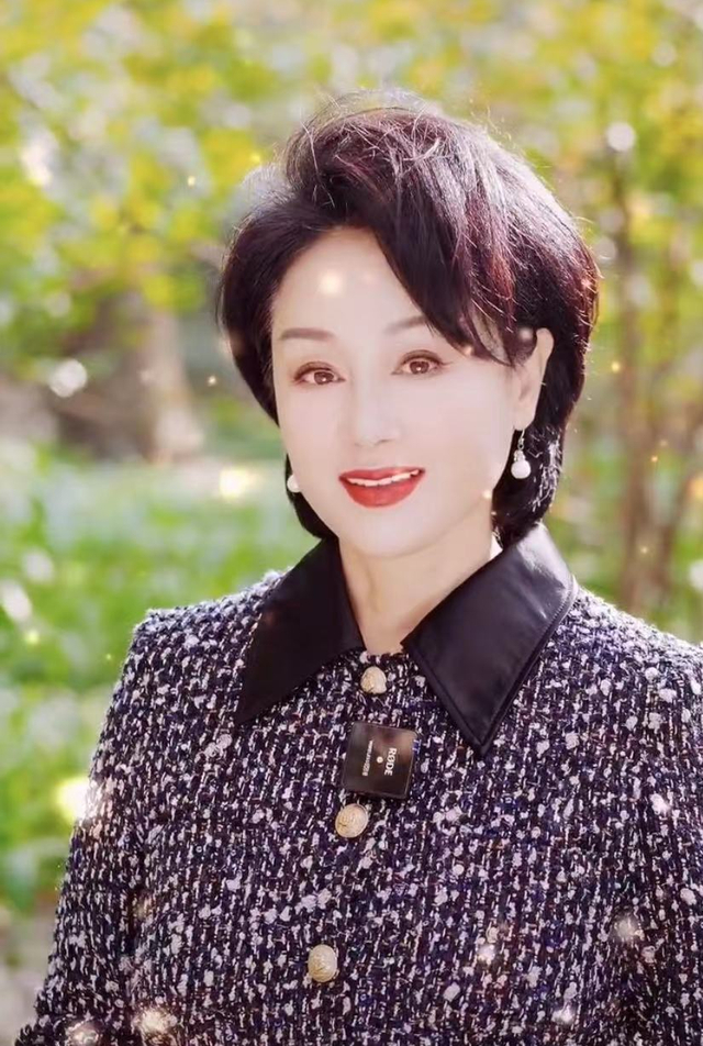 59岁王姬不顾疫情出游,装扮青春靓丽未戴口罩,偌大景区只有4人