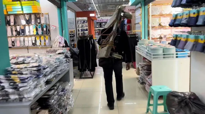 ▲2月28日，冉光辉扛着板车穿梭在大成商城里。新京报记者&nbsp;杨雪&nbsp;摄